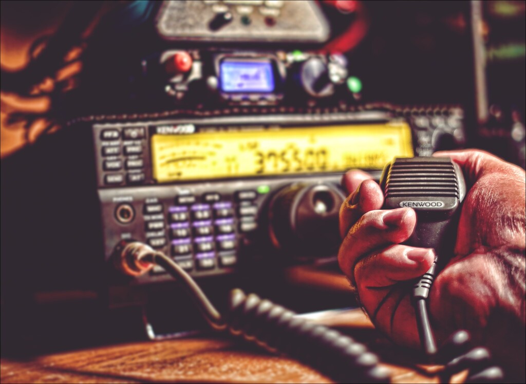 Hand som håller i mick till radio