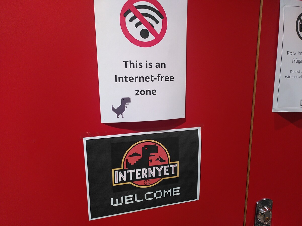 Lapp med texten "this is an internet free zone"