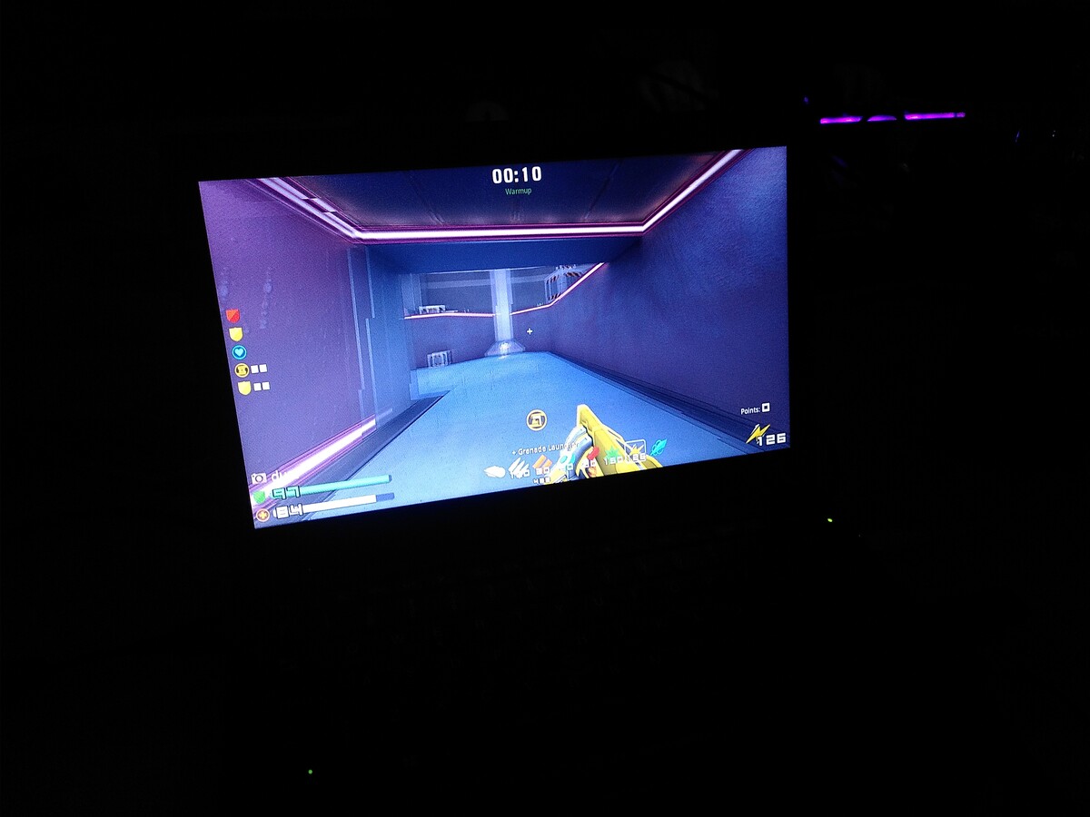 Laptop med FPS-spelet Warsow igång