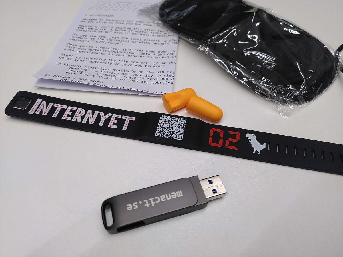 Brev, sovmask, usb-sticka, nfc-armband